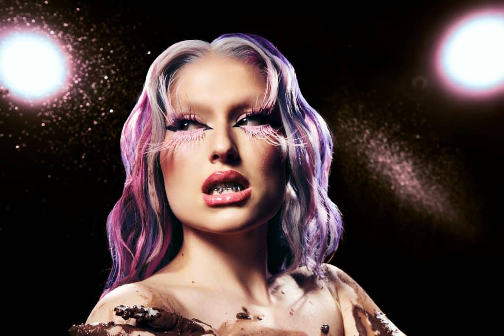 Sofia Coll lanza “NASTY”, una oda a la libertad pop de alta energía