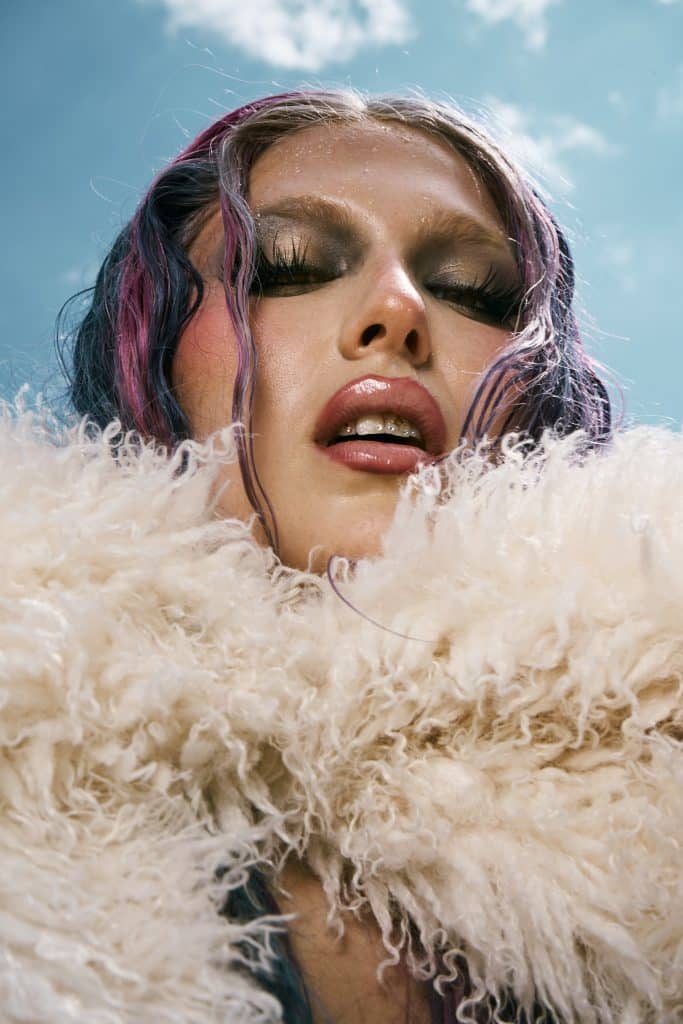 SOFIA COLL sube la temperatura con su nuevo single «SWEAT»